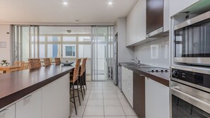 Køleskab, mikrobølgeovn, ovn, kogeplade