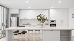 Réfrigérateur, four à micro-ondes, un four, surface de cuisson