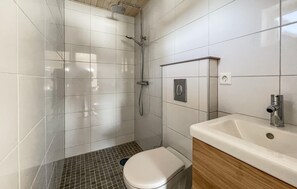 Shower - 1 bedroom nice home in årjäng (Årjäng)