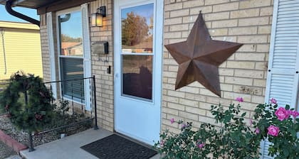 "5 Star" Room at Lavell-Dog-Friendly!