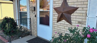 "5 Star" Room at Lavell-Dog-Friendly!