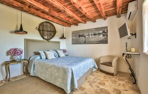 6 makuuhuonetta, tallelokero huoneessa, silitysrauta/-lauta