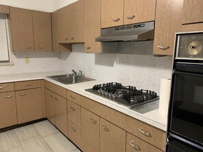 Oven, stovetop - Lovely 1 Bedroom apartment. CLOSE TO MAHATTAN. (Union City)