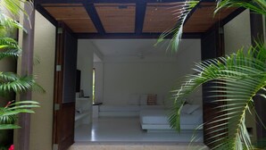 Un interior moderno con un sofá blanco y techo de madera.
