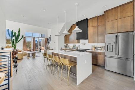 Microwave, oven, stovetop, dishwasher. AllSaints +9 beds+ 4bd/4.5ba stunning rooftop views near Broadway