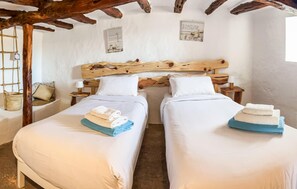 4 bedrooms, in-room safe, iron/ironing board, travel cot - Gorgeous home in Sant Antoni de Portman (Sant Antoni de Portman)