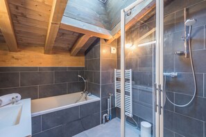 Dusche, Haartrockner, Handtücher
