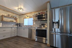 Jääkaappi, mikroaaltouuni, uuni, liesi