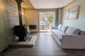 TV - Hillcrest Hideaway: Spacious Mountain View Oasis (Crowsnest Pass)