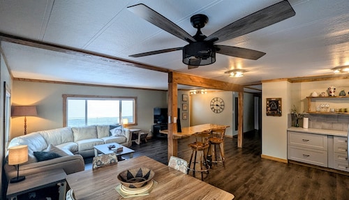 Hillcrest Hideaway: Spacious Mountain View Oasis