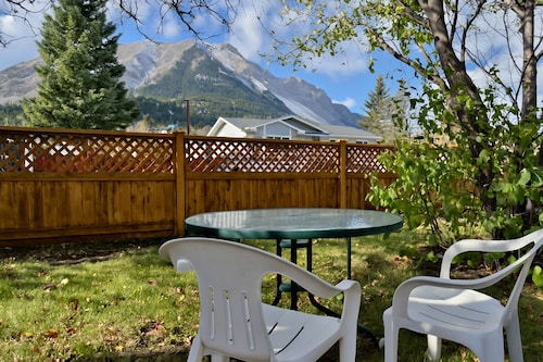 Hillcrest Hideaway: Spacious Mountain View Oasis
