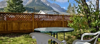 Hillcrest Hideaway: Spacious Mountain View Oasis