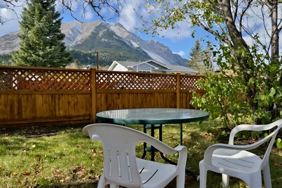 Hillcrest Hideaway: Spacious Mountain View Oasis