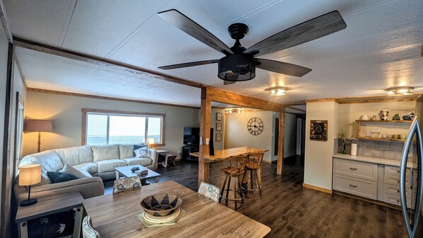 TV - Hillcrest Hideaway: Spacious Mountain View Oasis (Crowsnest Pass)