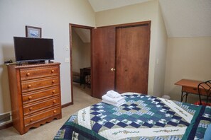 3 bedrooms, desk, iron/ironing board, travel crib