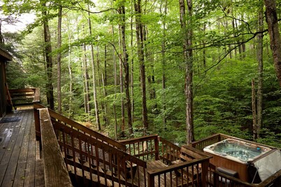 Rippling Waters is a Gorgeous cabin close to Timberline mountain slopes!