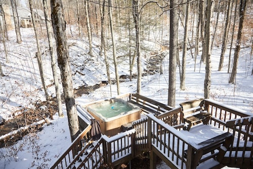 Rippling Waters is a Gorgeous cabin close to Timberline mountain slopes!
