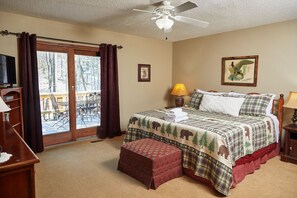 3 soverom, skrivebord, strykejern/-brett og reiseseng for barn