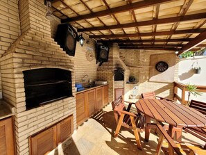 Outdoor dining - Cozy Recanto de Geribá House with leisure area 8 minutes from the beach! (Bosque Armação dos Búzios)