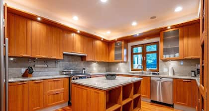 New 8BD Chalet | Smart TV | Private hot tub | Wifi