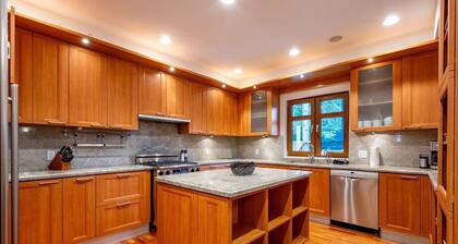 New 8BD Chalet | Smart TV | Private hot tub | Wifi