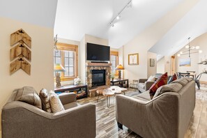 A spacious living room with a fireplace, comfortable seating, and a television. - Es8629-2 (Keystone)