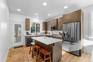 Fridge, microwave, oven, stovetop - Sharlie's Chateau - Sleek, modern, new-build home near golf, park, and lake (McCall)