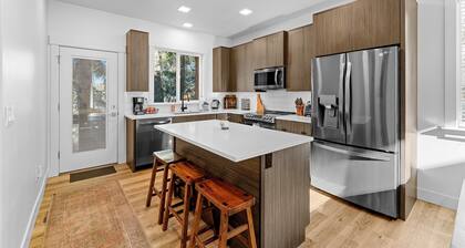 Sharlie's Chateau - Sleek, modern, new-build home near golf, park, and lake
