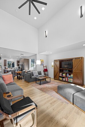 TV, fireplace, books - Sharlie's Chateau - Sleek, modern, new-build home near golf, park, and lake (McCall)