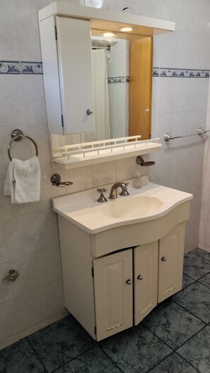Secadora de cabello, toallas, jabón, papel de baño 