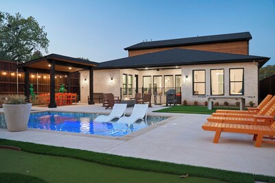 Mothership Arlington: Walk to World Cup: Pool Heated Spa Mini Golf Games & More