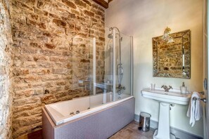 Regadera, tina de hidromasaje, secadora de cabello, bidet 