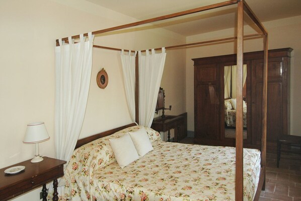 15 bedrooms, iron/ironing board, WiFi, bed sheets