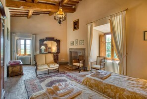 15 bedrooms, iron/ironing board, WiFi, bed sheets - Villa Castello di Gubbio by MMega (Gubbio)