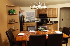 Dining - Great Condo in Heart of Sedona - sleeps 8 - only 1150 dollars for an entire week (Sedona)