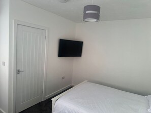 2 habitaciones, tabla de planchar con plancha, wifi y ropa de cama