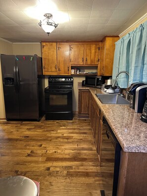 Kjøleskap, mikrobølgeovn, ovn og kokeplater