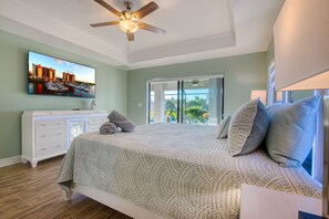 3 bedrooms, iron/ironing board, travel crib, free WiFi - VILLA GOLFERS HAVEN – HEATED POOL | WATER VIEW | BOAT RENTAL + TOURS VOUCHER INCL. (Cape Coral)