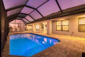 A heated pool - VILLA GOLFERS HAVEN – HEATED POOL | WATER VIEW | BOAT RENTAL + TOURS VOUCHER INCL. (Cape Coral)