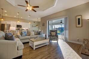 TV connectée, cheminée, livres, chaîne hi-fi