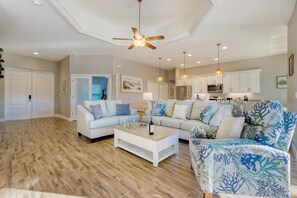 TV connectée, cheminée, livres, chaîne hi-fi