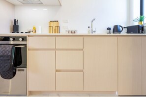 Kühlschrank, Mikrowelle, Ofen, Herdplatte