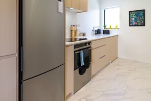 Jääkaappi, mikroaaltouuni, uuni, liesi