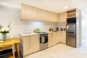 Køleskab, mikrobølgeovn, ovn, kogeplade