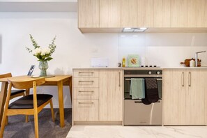 冷蔵庫、電子レンジ、オーブン、コンロ