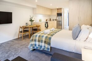 1 室のベッドルーム、デスク、アイロン / アイロン台、WiFi (無料)