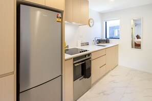 Jääkaappi, mikroaaltouuni, uuni, liesi