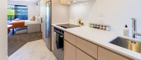 Refrigerador, microondas, horno y parrilla de estufa