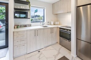 Jääkaappi, mikroaaltouuni, uuni, liesi