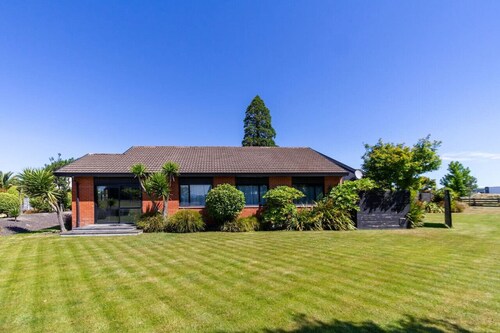 Families and Groups Chch Airport Spa Pool